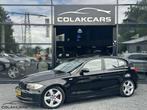 BMW 1-serie 120i sportvelgen-stoelverw-Pano-Automaat-, Auto's, BMW, 65 €/maand, 1295 kg, 4 cilinders, Zwart