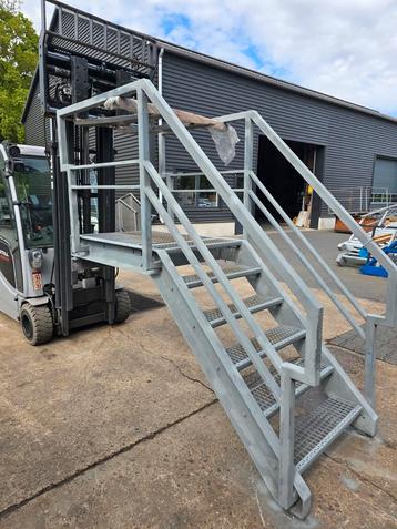 Stalen trap met bordes grijs. Hoog 1,20 mtr. Nob051 beschikbaar voor biedingen