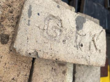 oude handvorm bakstenen beschikbaar voor biedingen
