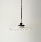 Franse wit opaline schotellamp met gegolfde rand