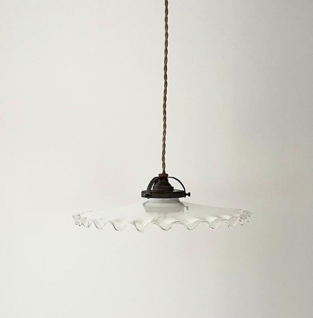 Franse wit opaline schotellamp met gegolfde rand, Antiek en Kunst, Antiek | Lampen, Ophalen of Verzenden