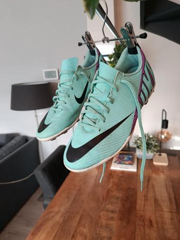 Blauw/Paarse Voetbalschoenen - Maat 38.5 beschikbaar voor biedingen