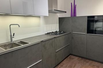 SHOWROOMKEUKEN Nolte moderne keuken beton en wit hoogglans beschikbaar voor biedingen