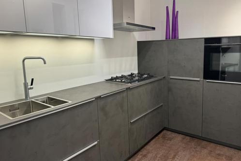 SHOWROOMKEUKEN Nolte moderne keuken beton en wit hoogglans, Huis en Inrichting, Keuken | Complete keukens, Nieuw, Overige typen