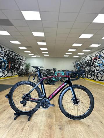 Trek Madone SLR7 AXS Carbon Disc Racefiets beschikbaar voor biedingen
