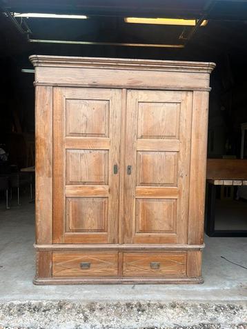 Antiek eiken tweedeurskast beschikbaar voor biedingen