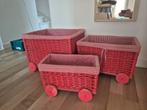 rode manden met wielen, Huis en Inrichting, Woonaccessoires | Schalen en Manden, Ophalen, Gebruikt