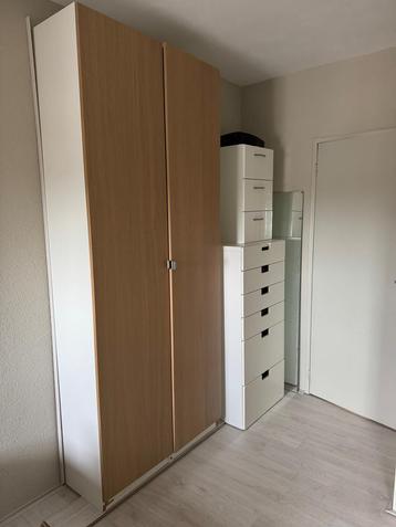 Grote kledingkast met deuren beschikbaar voor biedingen