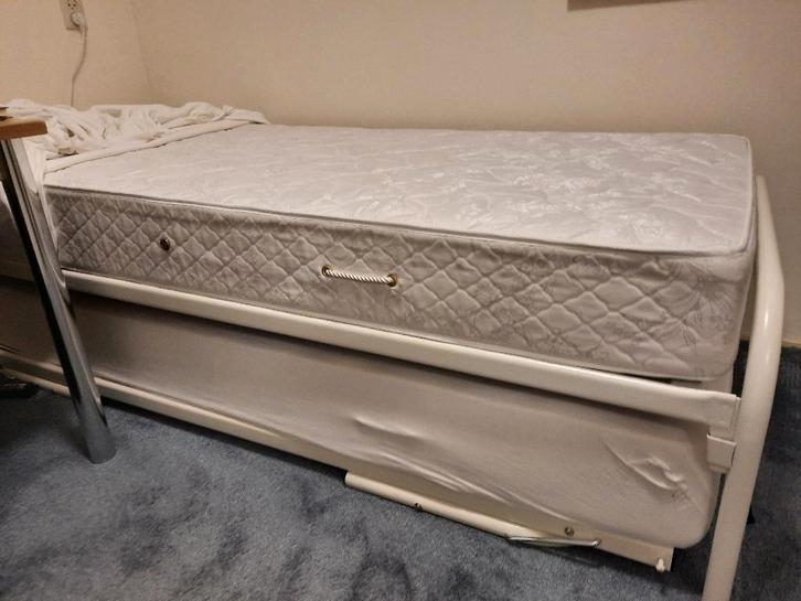 Twee slaapbedden zo goed als nieuw, Huis en Inrichting, Slaapkamer | Bedden, Zo goed als nieuw, Eenpersoons, 90 cm, 200 cm, Metaal