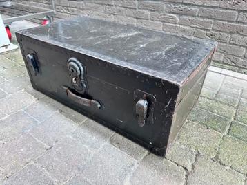 Oude hutkoffer beschikbaar voor biedingen