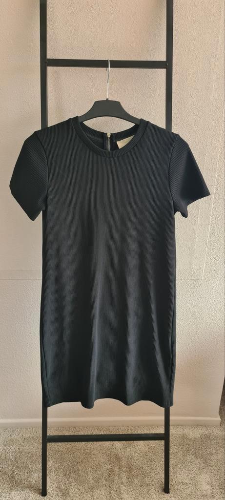 Zwart jurkje korte mouw met rits (Zara maat L), Kleding | Dames, Jurken, Zo goed als nieuw, Maat 36 (S), Zwart, Boven de knie