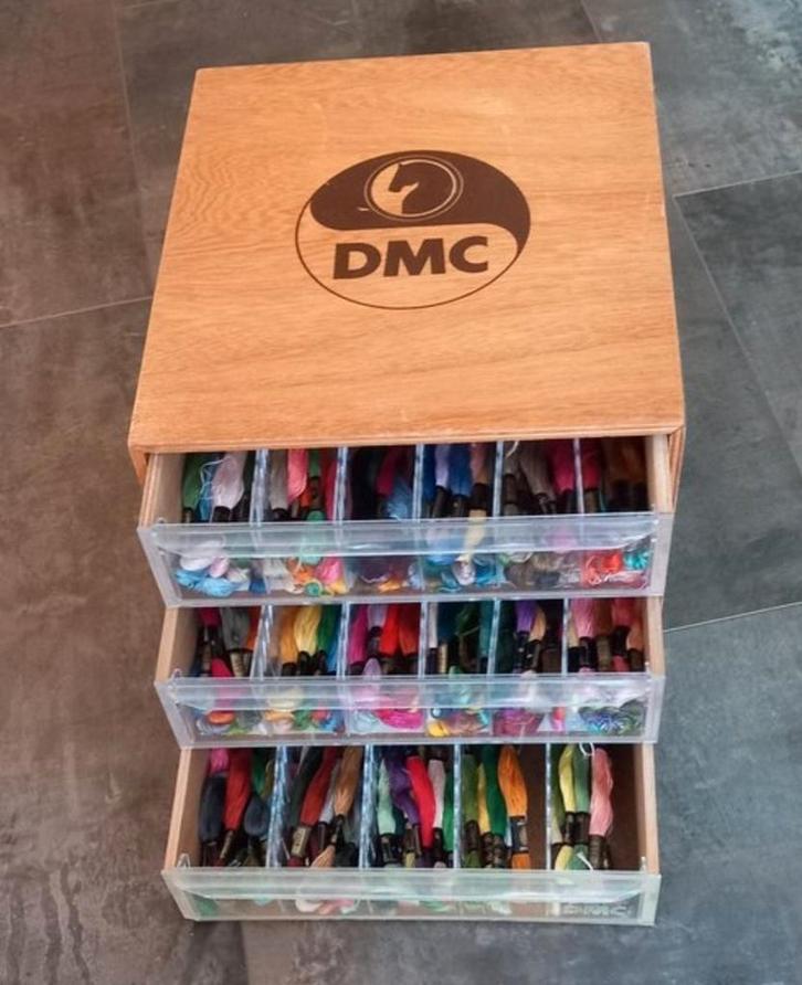 Gevraagd: DMC ladekastje garenkastje, Hobby en Vrije tijd, Borduren en Borduurmachines, Gebruikt, Borduurgaren of Zijde, Ophalen of Verzenden