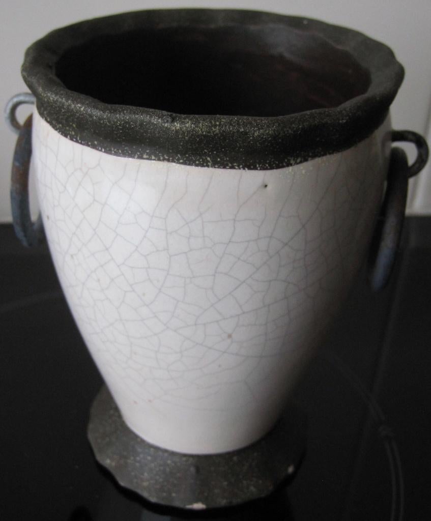 grijze pot - vaas met metalen oren - hoogte 12,5 centimeter, Steen, Overige kleuren, Ophalen of Verzenden, Zo goed als nieuw