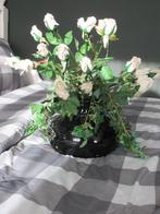 Zwarte vaas met kunstrozen, Ophalen, Gebruikt, Binnen