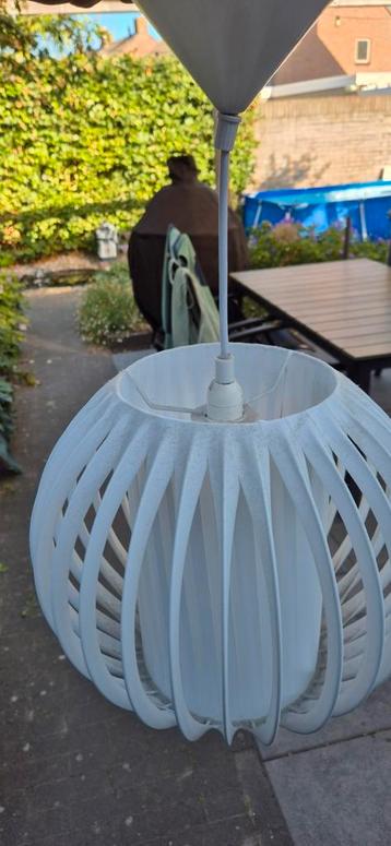 Witte plafondlamp beschikbaar voor biedingen