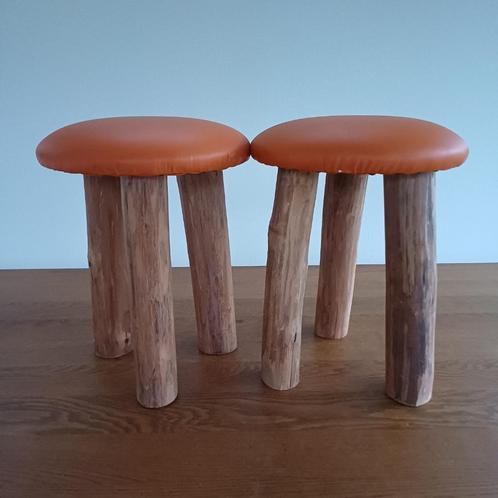 2 houten krukjes met oranje zitting, Huis en Inrichting, Krukjes, Gebruikt, Hout, Ophalen of Verzenden