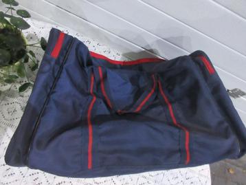 grote weekendtas donkerblauw met rode bies beschikbaar voor biedingen