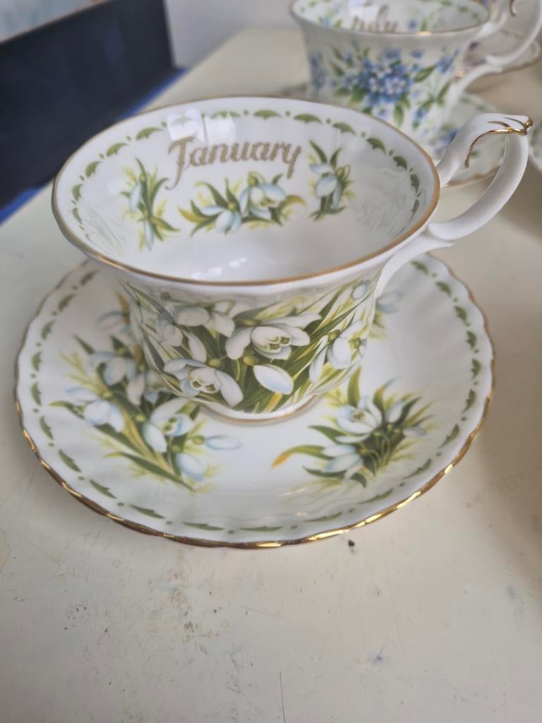 Flower of the month series royal albert porselein, Verzamelen, Porselein, Kristal en Bestek, Ophalen of Verzenden, Gebruikt, Porselein