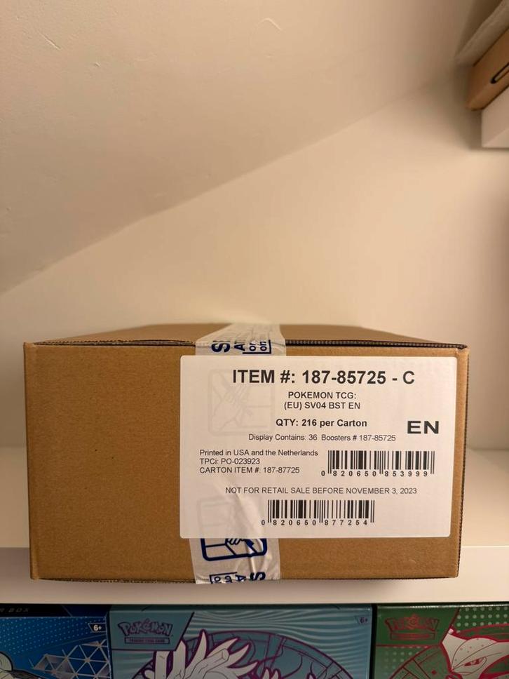 Sealed SV04 Paradox rift 1st print booster box case Pokemon, Hobby en Vrije tijd, Verzamelkaartspellen | Pokémon, Nieuw, Boosterbox