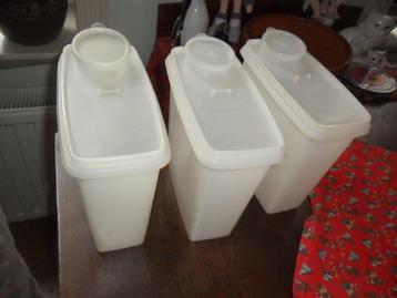 Tupperware voorraadbus met schenktuitdeksel beschikbaar voor biedingen