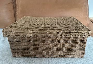 Leuke rieten mand met deksel. beschikbaar voor biedingen