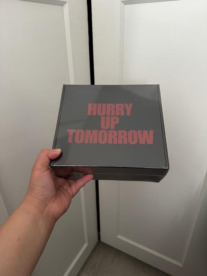 The Weeknd Hurry Up Tomorrow x Playboy Carti Collector’s Box, Kleding | Heren, T-shirts, Nieuw, Overige maten, Zwart, Ophalen of Verzenden