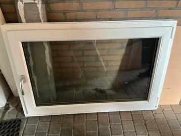 Kunststof kozijn met raam en dubbele beglazing. Klap kiep beschikbaar voor biedingen