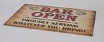 Bar open proudly serving reclamebord van metaal wandbord, Huis en Inrichting, Woonaccessoires | Tekstborden en Spreuken, Info@deconoord.nl