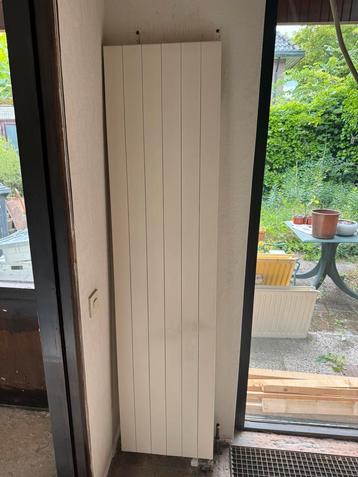 Nette witte design radiator 180 met beugels beschikbaar voor biedingen