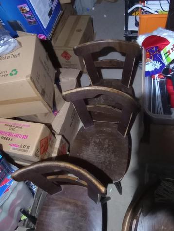 29 houten kroeg stoelen beschikbaar voor biedingen