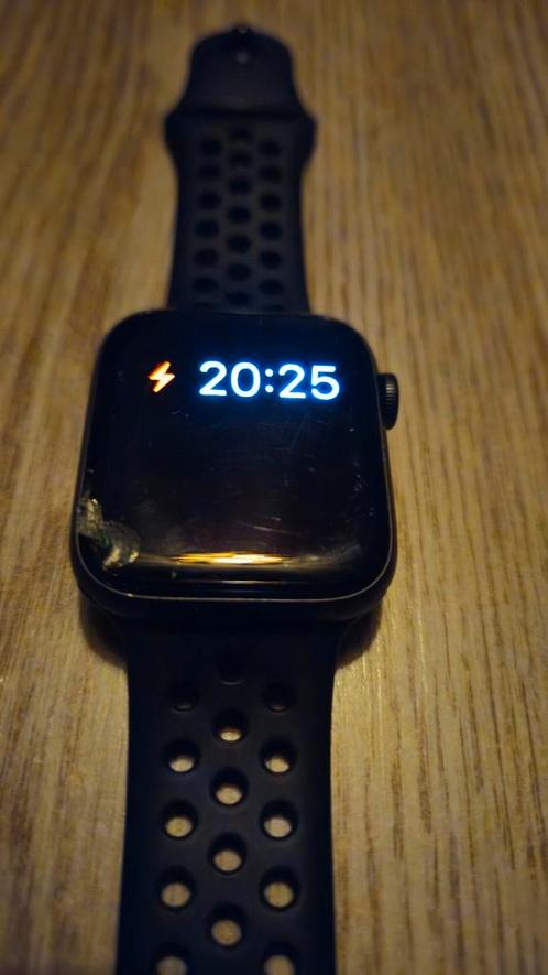 Apple Watch SE 2020 44mm Nike edition met gebroken glas, Sieraden, Tassen en Uiterlijk, Smartwatches, Gebruikt, iOS, Zwart, Ophalen