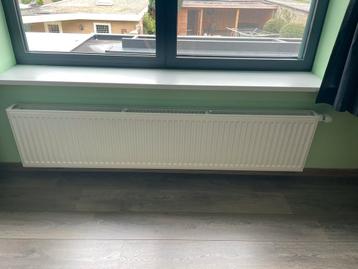 Nette radiatoren met sierrooster en zijbeplating beschikbaar voor biedingen