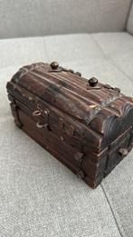 Vintage klein kistje handgesneden in tramp art stijl, Ophalen of Verzenden