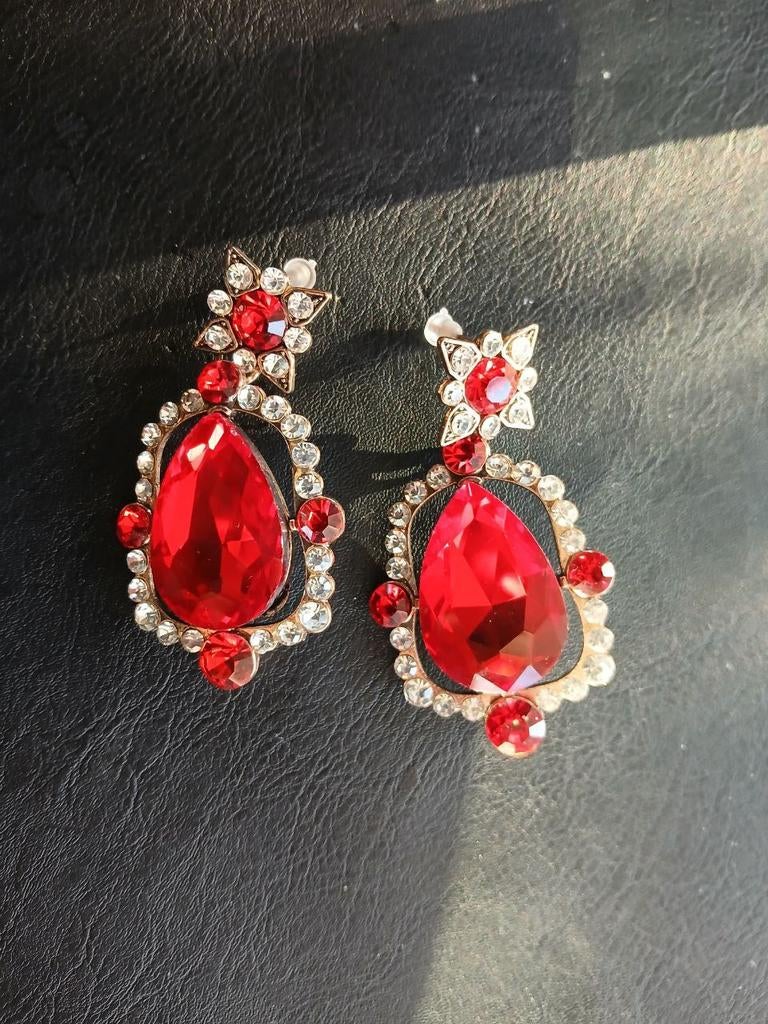 Rode statement oorbellen • Druppelvormig • Nieuw, Ophalen of Verzenden, Zo goed als nieuw, Rood, Overige materialen