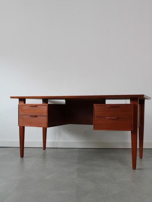 Vintage Deens vrijstaand directiebureau, Henning Jørgensen, Huis en Inrichting, Bureaus, Zo goed als nieuw, Bureau, Ophalen