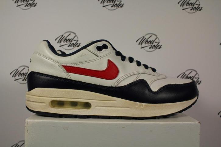 Nike Air Max 1 ID Navy Red Leather - 43, Kleding | Heren, Schoenen, Gedragen, Blauw, Ophalen of Verzenden
