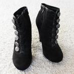 Super Leuke Zwart Suede Knopen Laarsjes (Maat 37) € 20,-, Zwart, Lage of Enkellaarzen, Ophalen of Verzenden, Zo goed als nieuw