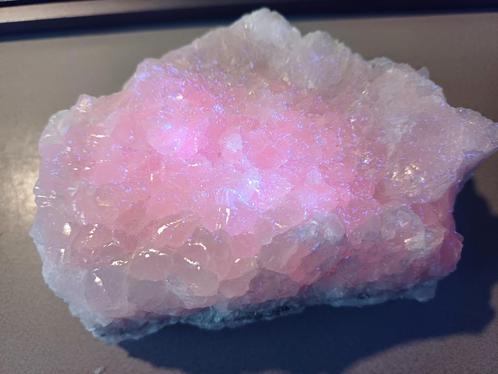 D42-08 Mangano Calciet UV Krushev dol mijn Madan Bulgarije, Verzamelen, Mineralen en Fossielen, Mineraal, Ophalen of Verzenden