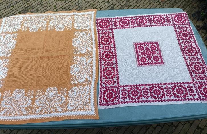 2 Verschillende vintage tafelkleden: zie foto's/tekst (TK47), Huis en Inrichting, Tafelkleden, Gebruikt, Rechthoek, Ophalen of Verzenden