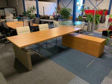 7 x Directiebureau Ahrend (slinger), bamboe, 270 x 110 cm. beschikbaar voor biedingen
