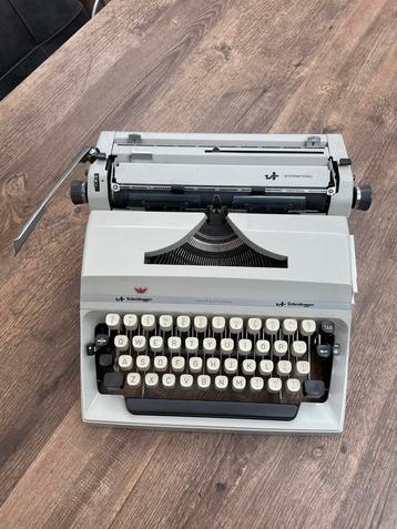 Authentieke Scheidegger International Typemachine beschikbaar voor biedingen