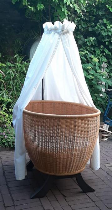 Rotan wieg met hemel beschikbaar voor biedingen
