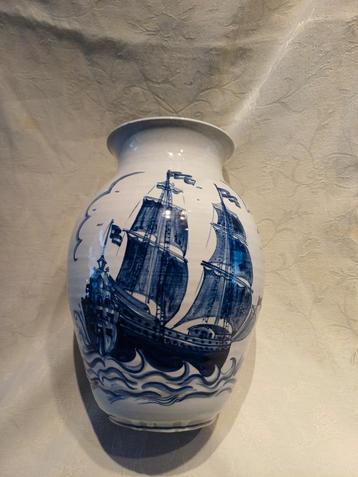 Delfts Blauwe Vaas met Zeilschip beschikbaar voor biedingen