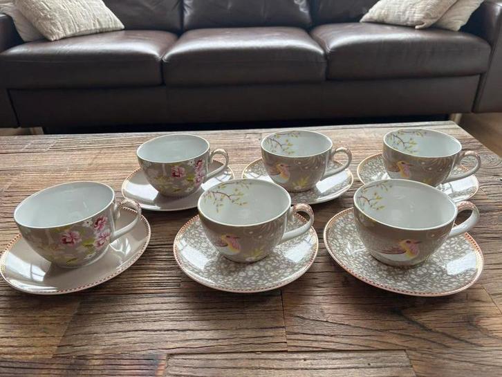 6 Pip Studio Early Bird cappuccino kop en schotels, khaki, Huis en Inrichting, Keuken | Servies, Zo goed als nieuw, Kop(pen) en/of Schotel(s)