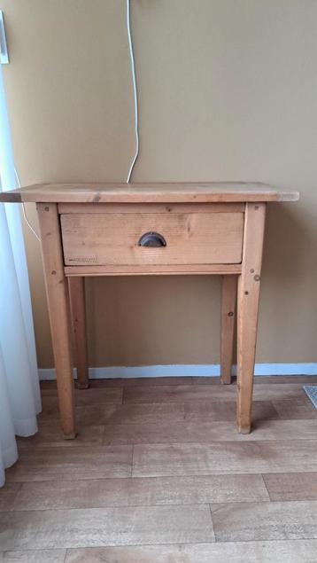Houten tafeltje met lade beschikbaar voor biedingen