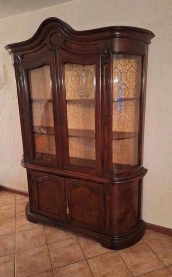 Wortelnotenkast. gebogen glas & gouden achterwand. Moet weg!, Huis en Inrichting, Kasten | Vitrinekasten, Zo goed als nieuw, 25 tot 50 cm