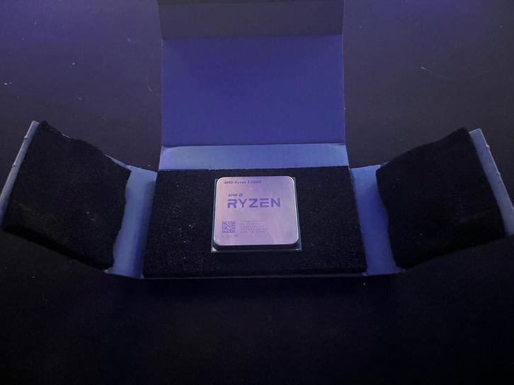 AMD Ryzen 3 3200G met koeler, Computers en Software, Processors, Zo goed als nieuw, 4-core, 3 tot 4 Ghz, Ophalen of Verzenden