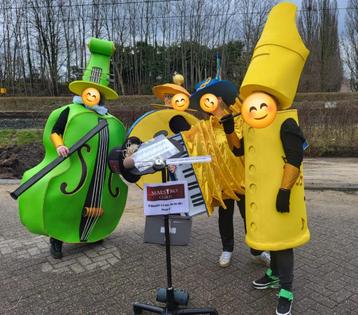 Kleurrijke kleine loopgroep als foam orkest