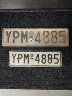 Oude set Griekse kentekenplaten met keuringen., Ophalen of Verzenden