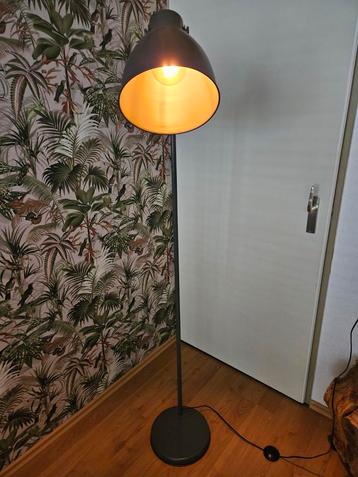 Vloerlamp beschikbaar voor biedingen